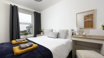 3 quartos, ferros/tábuas de passar roupa, berço de viagem