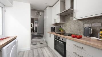 Geladeira, micro-ondas, fogão, cooktop