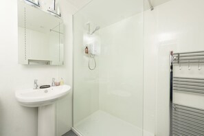 Shower, hair dryer, towels - Bryher Cottage, Longrock -  a cottage that sleeps 6 guests  in 3 bedrooms (Longrock)