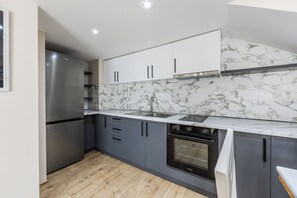 Fridge, oven, stovetop, coffee/tea maker