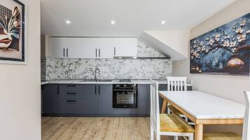 KylskÄp, ugn, spishÀll och kaffe- och tebryggare