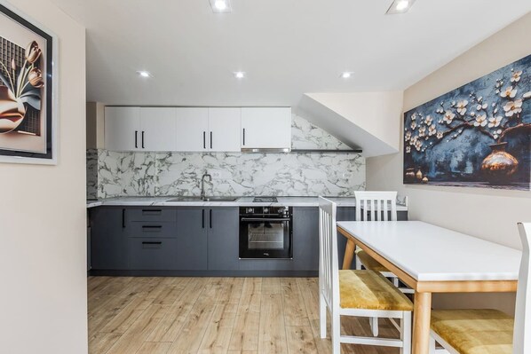 Fridge, oven, stovetop, coffee/tea maker