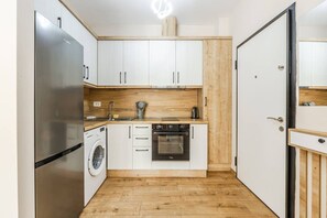 Fridge, oven, stovetop, coffee/tea maker