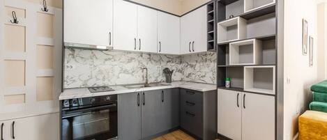 Kylskåp, ugn, spishäll och kaffe- och tebryggare