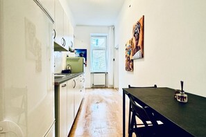 Réfrigérateur, four, plaque de cuisson, cafetière/bouilloire