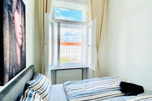 Silitysrauta/-lauta, Wi-Fi, vuodevaatteet