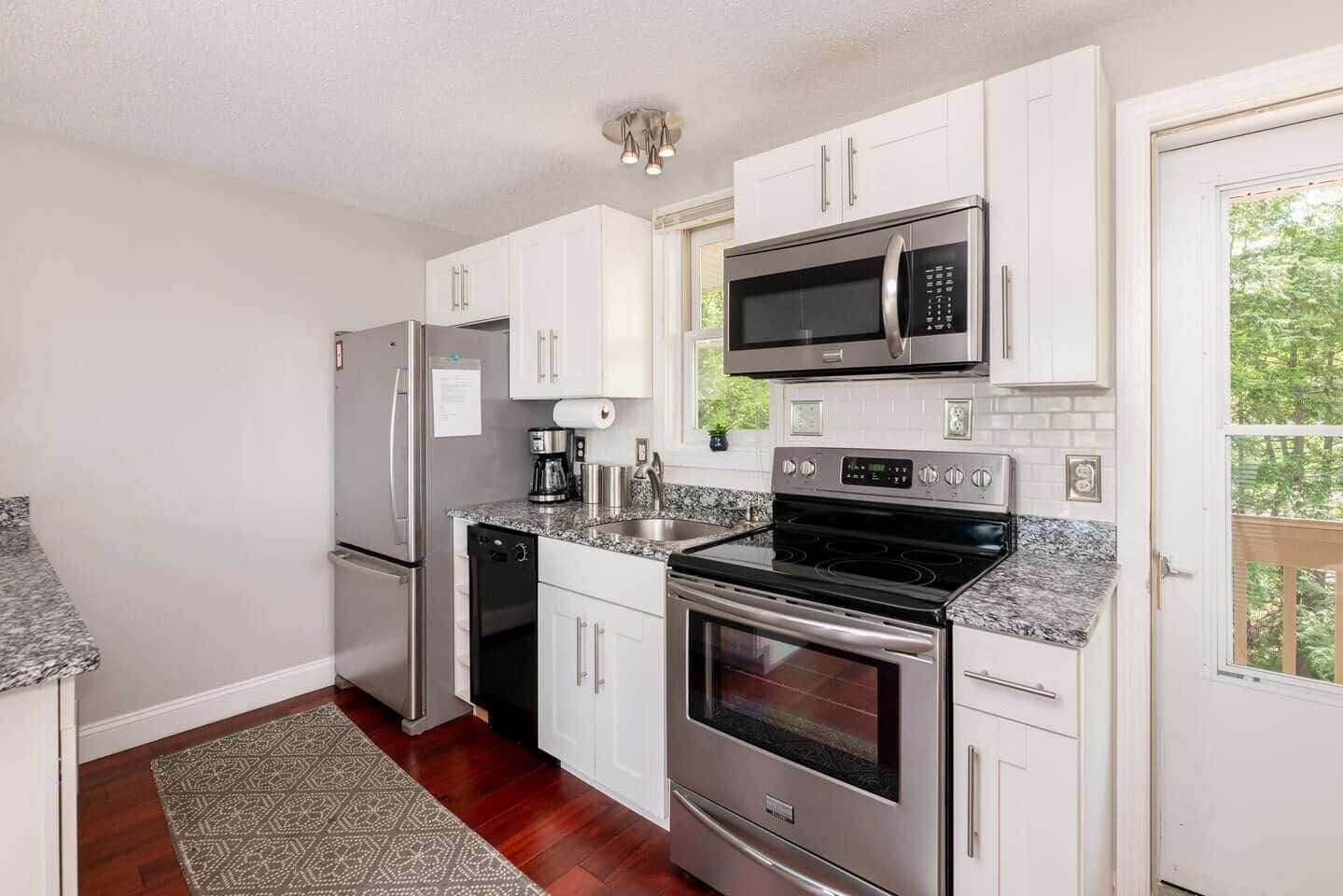 Kjøleskap, mikrobølgeovn, ovn og kokeplater