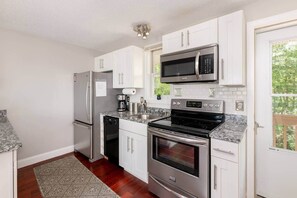 Refrigerador, microondas, horno, placa de cocina