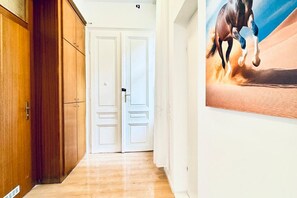 Interior - Cozy Room in a Shared Apt, 7- Min to Westbahnhof (Vienna)