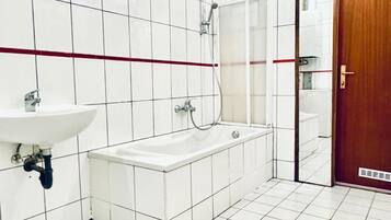 Haartrockner, Handtücher, Seife, Shampoo