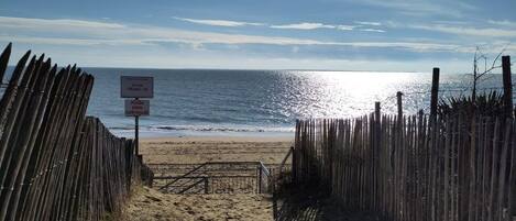 Una spiaggia nelle vicinanze