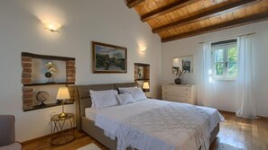 Tabla de planchar con plancha, wifi gratis y ropa de cama 