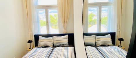 Tabla de planchar con plancha, wifi y ropa de cama