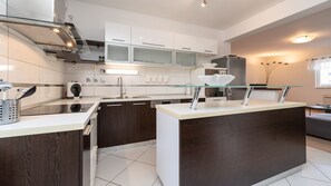 Kühlschrank, Ofen, Geschirrspüler, Wasserkocher mit Kaffee-/Teezubehör