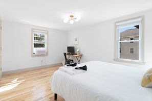 5 bedrooms, desk, iron/ironing board, free WiFi