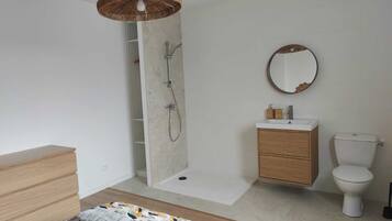 Douche, sĂšche-cheveux, serviettes fournies, savon