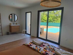 4 bedrooms, iron/ironing board, Internet, bed sheets