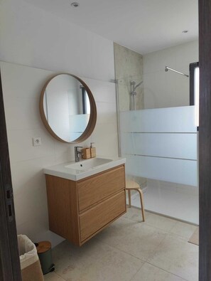 Douche, sĂšche-cheveux, serviettes fournies, savon