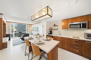 Refrigerador, microondas, horno y parrilla de estufa 