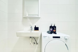 Haartrockner, Handtücher, Seife, Shampoo
