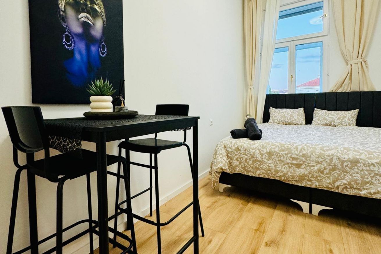 1 bedroom, desk, bed sheets