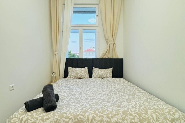 1 bedroom, desk, bed sheets