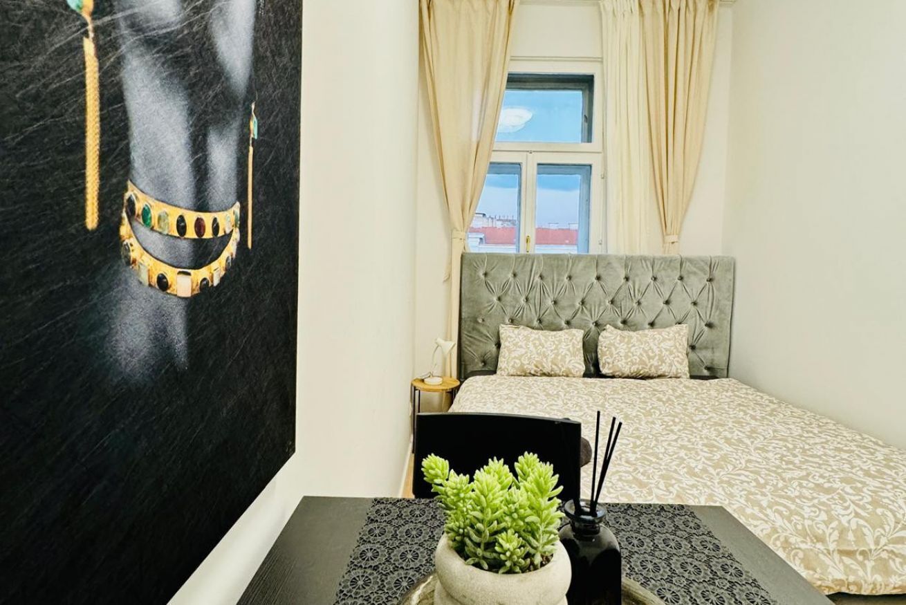 1 bedroom, bed sheets