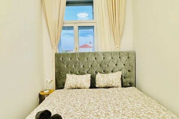 1 bedroom, bed sheets