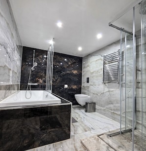 Deluxe Double Room, Non Smoking, Courtyard View | Bathroom