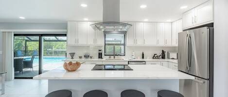 ثلاجة، ميكروويف، فرن، موقد طهي مسطح