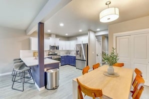 Dining - Boise Blue Retreat - North End, Hot Tub, 4BR , 3BA, Walking distance to Hyde Park and Camel’s Back Park. Close to Boise White Water park. E Bikes for rent. (boise)