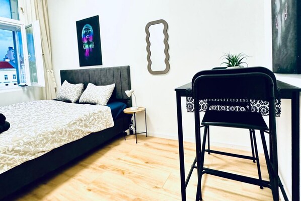 1 bedroom, bed sheets