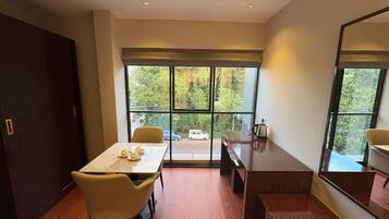 Suite Room | Living area | 32-inch flat-screen TV with satellite channels