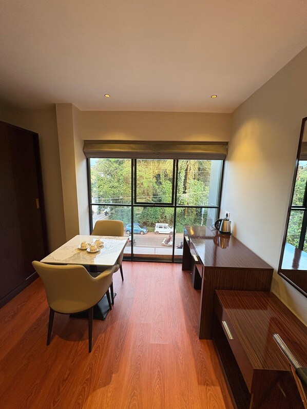 Suite Room | Wohnbereich | 32-Zoll-Flachbildfernseher mit Satellitenempfang