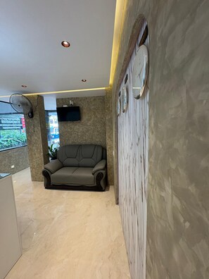 Coin salon dans le hall