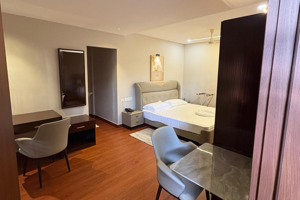 Non AC Executive Room | Ameublement personnalisé, bureau
