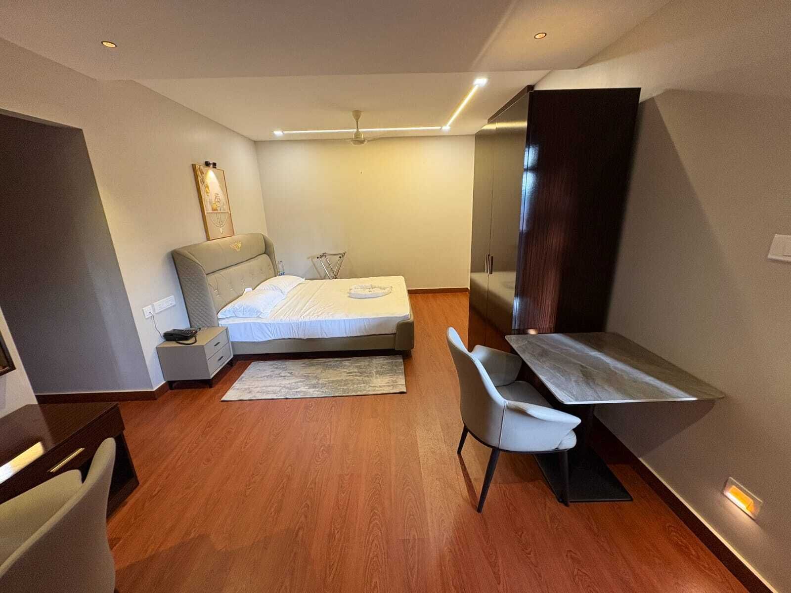 Rom – premium | Individuelt innredet, skrivebord og skrivebord for bærbar PC