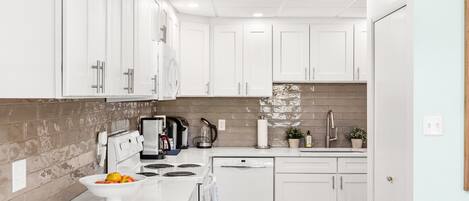 Microondas, horno, parrilla de estufa y lavavajillas