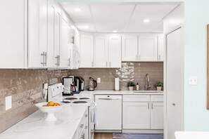 Microondas, horno, parrilla de estufa y lavavajillas