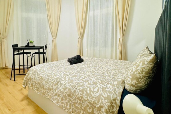 1 bedroom, bed sheets