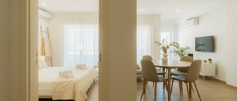 1 slaapkamer, een strijkplank/strijkijzer, internet, beddengoed