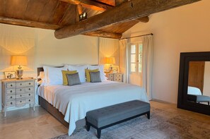 6 bedrooms, iron/ironing board, Internet, bed sheets
