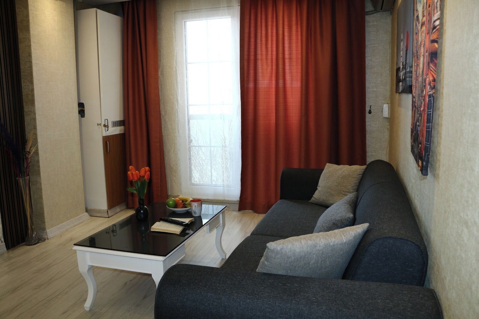 Studio Suite tiện nghi đơn giản | Bàn, khu vực làm việc phù hợp cho laptop 