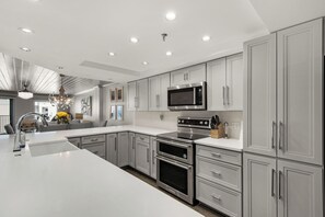 Refrigerador, microondas, horno y parrilla de estufa 