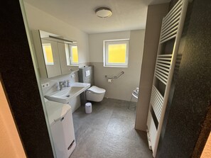 Shower, hair dryer, towels - Holiday Apartment Waldrose with Mountain View, Private Terrace and Wi-Fi (Oberharmersbach)