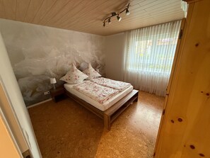 2 bedrooms, WiFi, bed sheets, wheelchair access