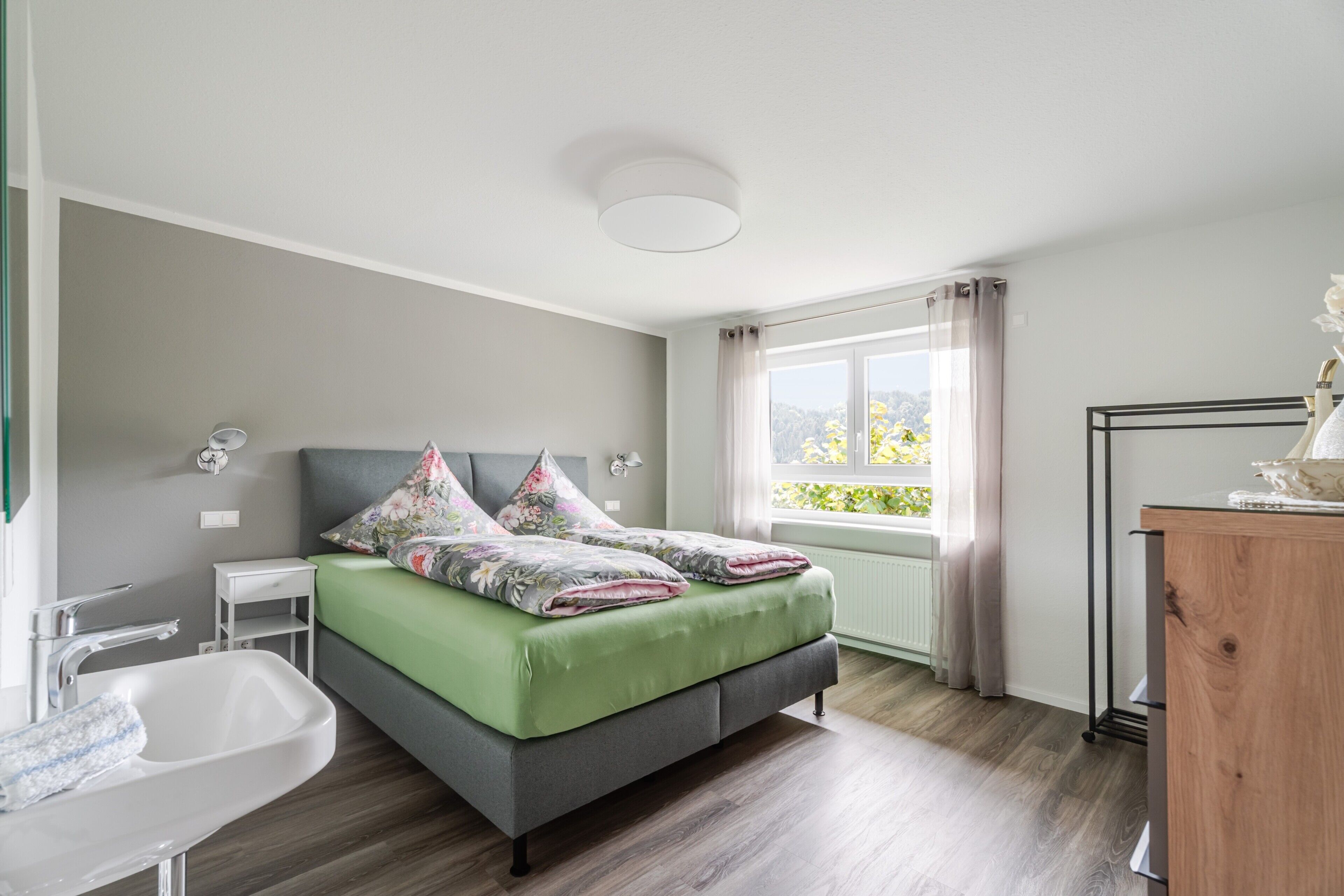 2 bedrooms, WiFi, bed sheets, wheelchair access