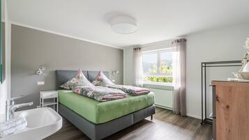 2 bedrooms, WiFi, bed sheets, wheelchair access
