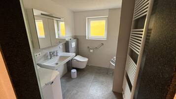 Ducha, secador de pelo, toallas