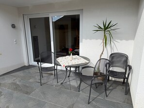 Outdoor dining - Holiday Apartment Waldrose with Mountain View, Private Terrace and Wi-Fi (Oberharmersbach)